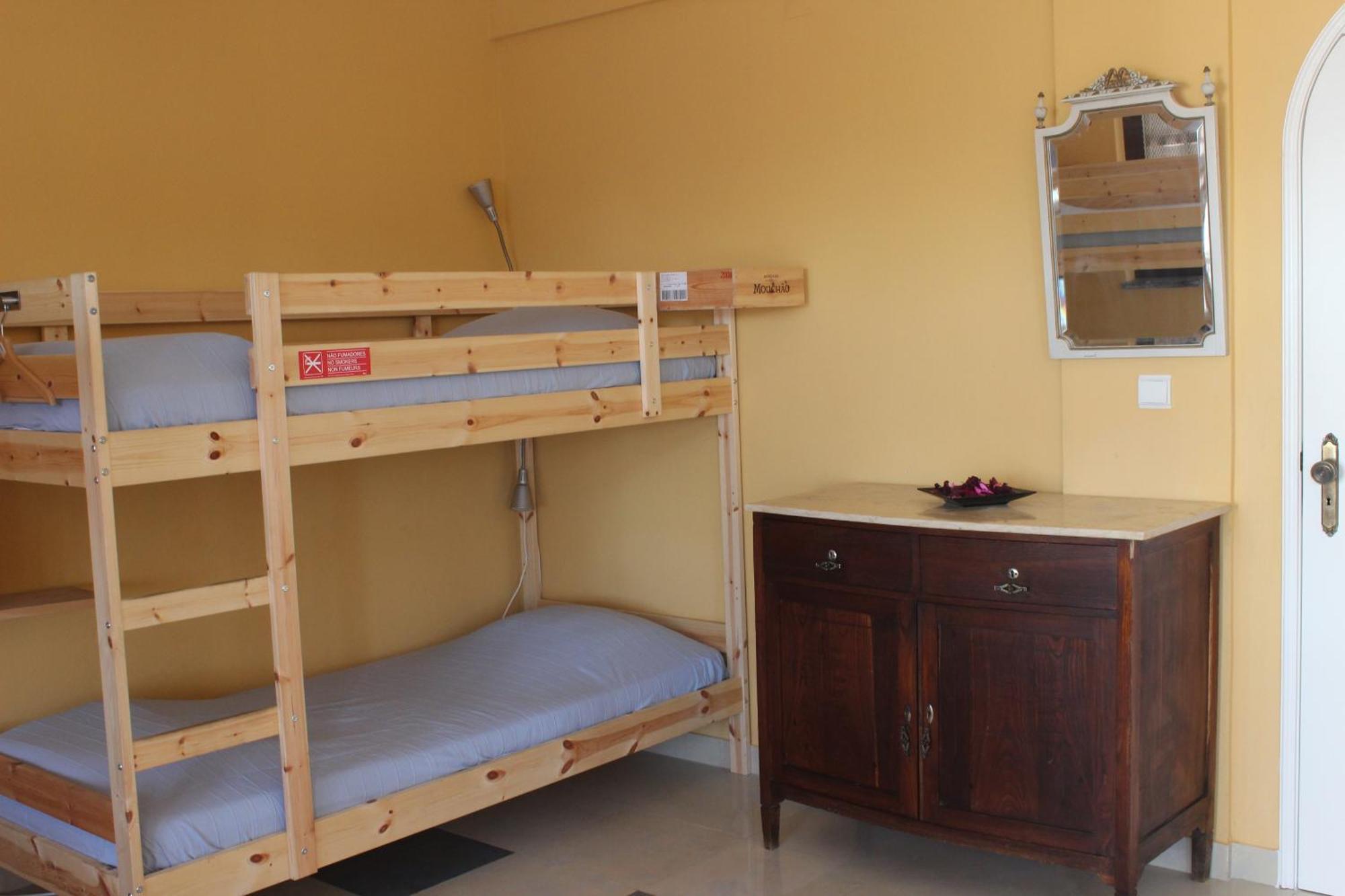 Ericeira Chill Hill Hostel & Private Rooms - Peach Garden الغرفة الصورة