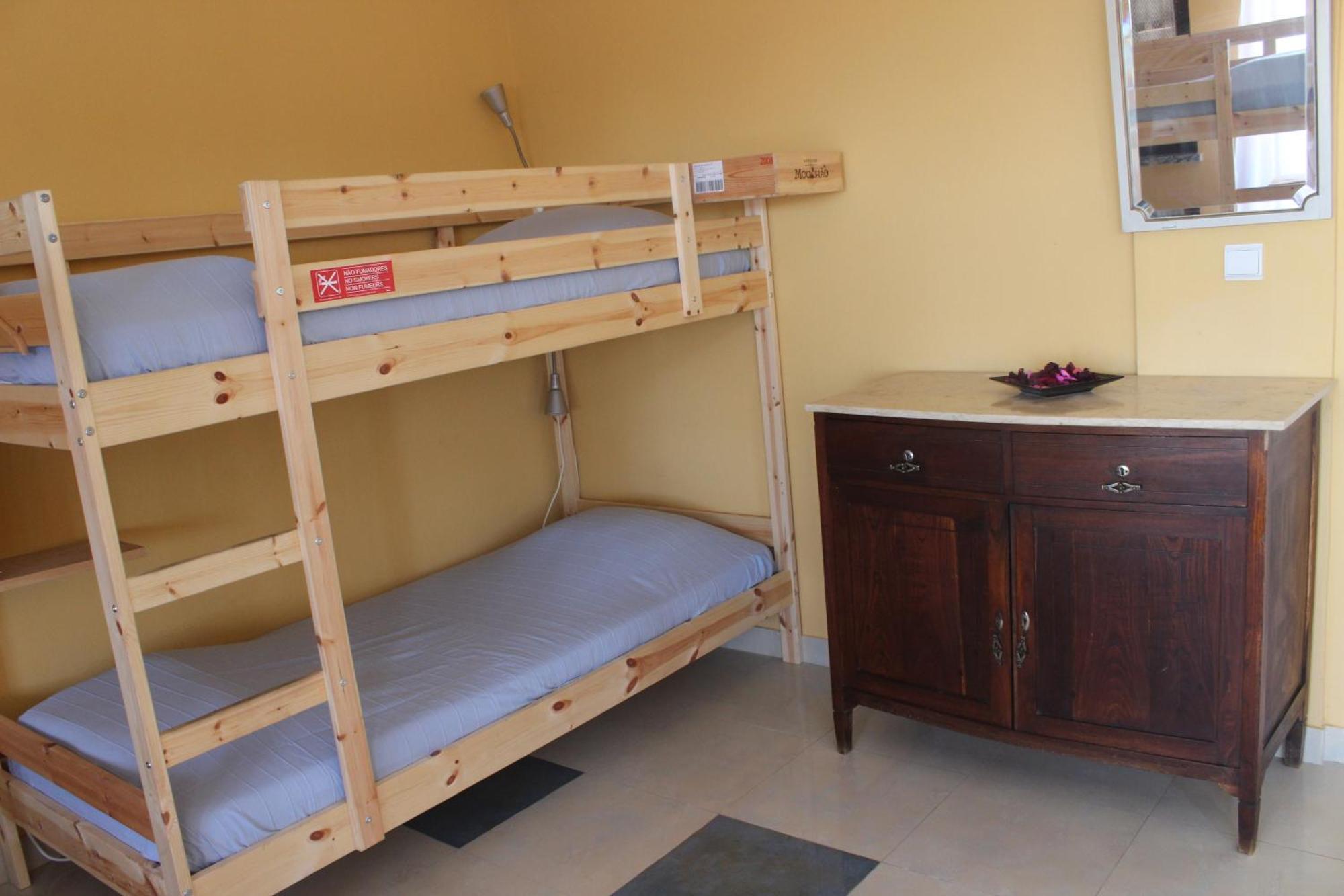 Ericeira Chill Hill Hostel & Private Rooms - Peach Garden الغرفة الصورة