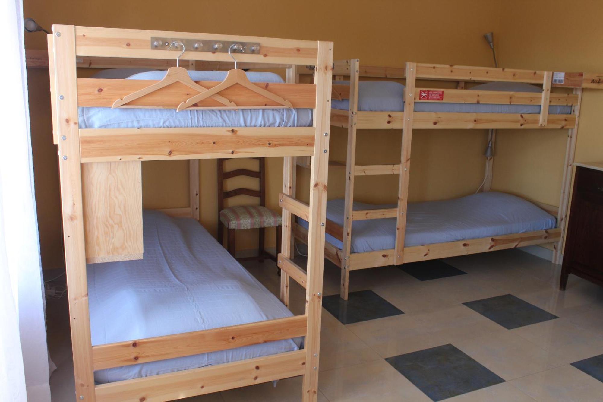 Ericeira Chill Hill Hostel & Private Rooms - Peach Garden الغرفة الصورة