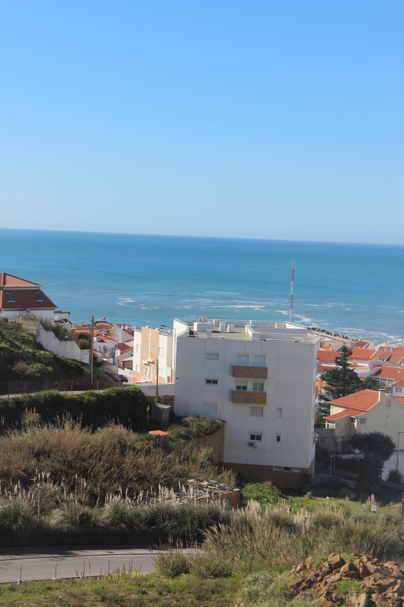 Ericeira Chill Hill Hostel & Private Rooms - Peach Garden الغرفة الصورة