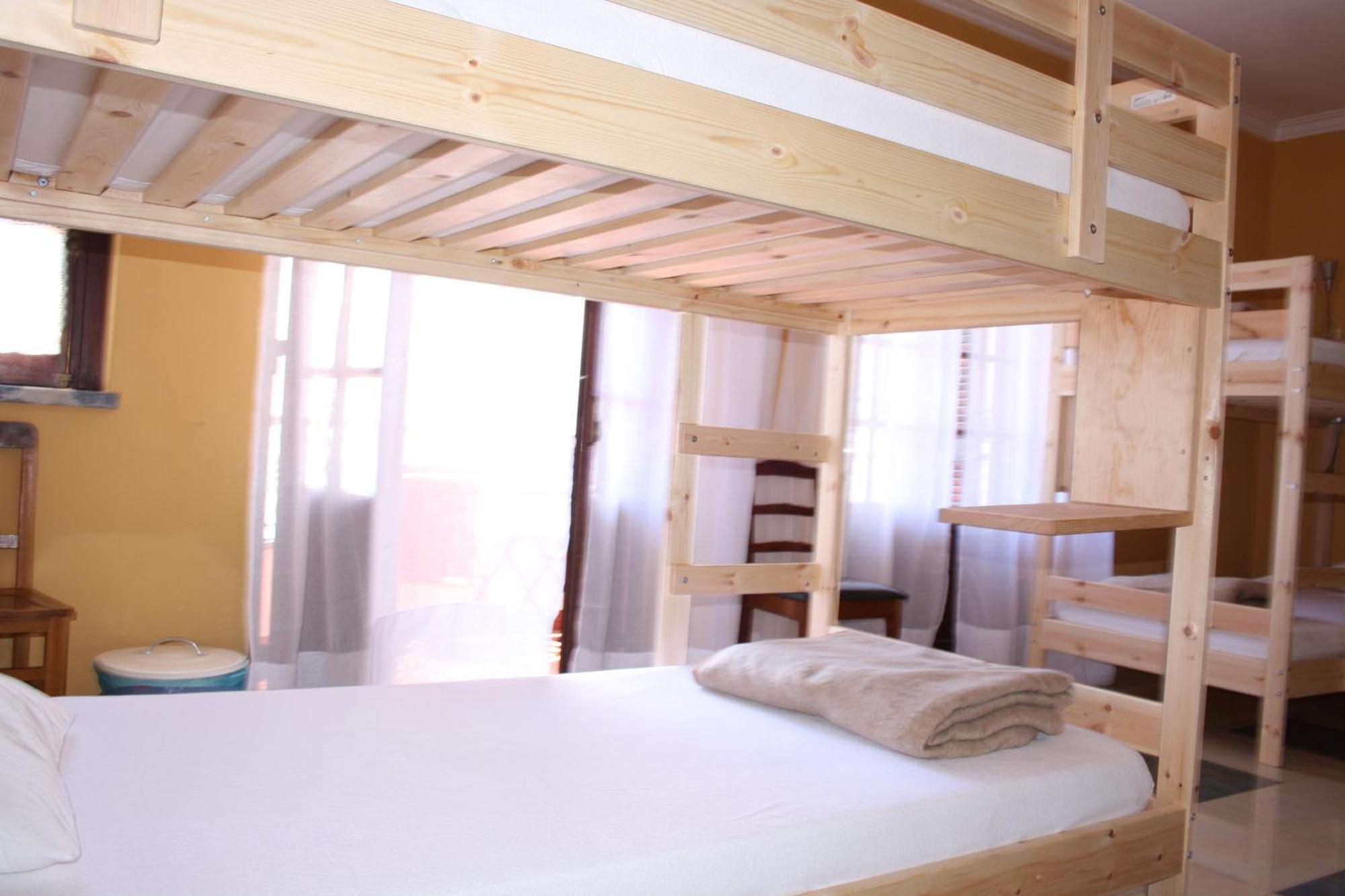 Ericeira Chill Hill Hostel & Private Rooms - Peach Garden الغرفة الصورة