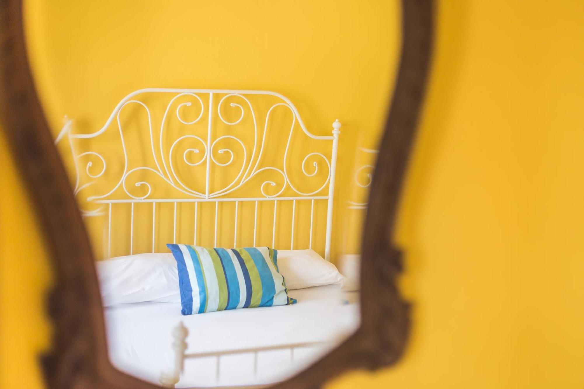 Ericeira Chill Hill Hostel & Private Rooms - Peach Garden الغرفة الصورة