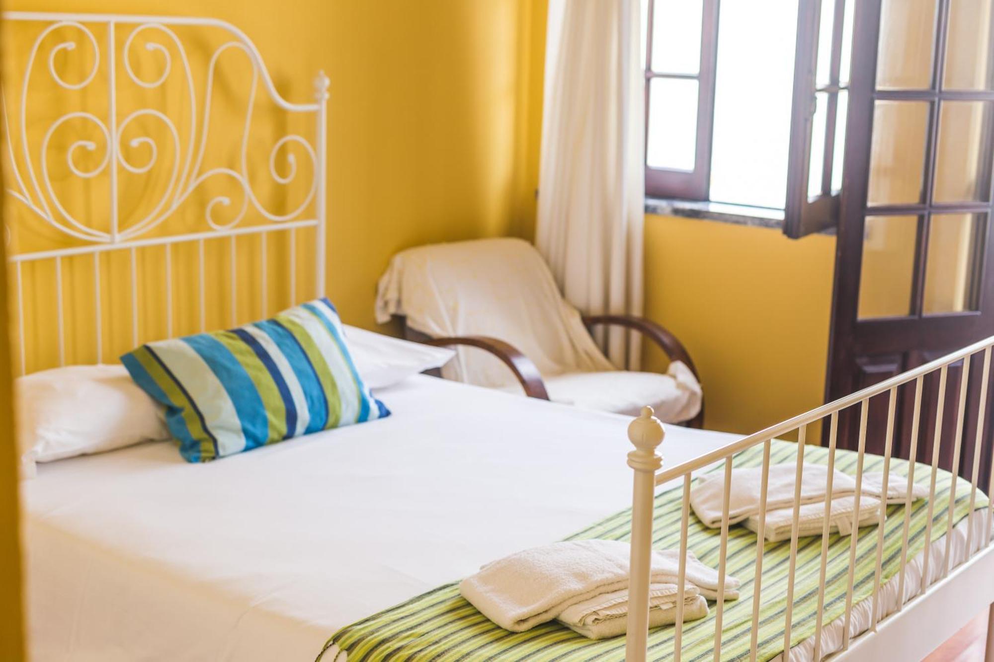 Ericeira Chill Hill Hostel & Private Rooms - Peach Garden الغرفة الصورة