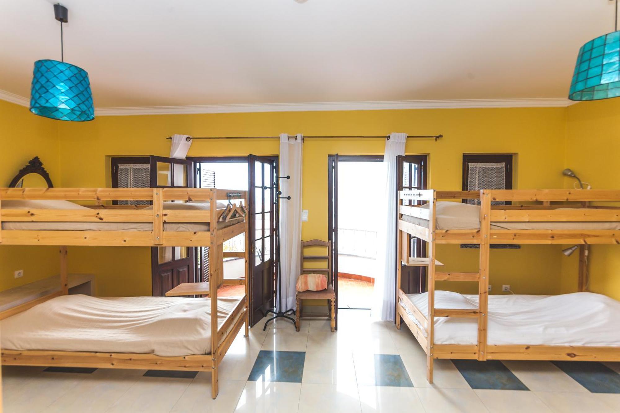 Ericeira Chill Hill Hostel & Private Rooms - Peach Garden الغرفة الصورة